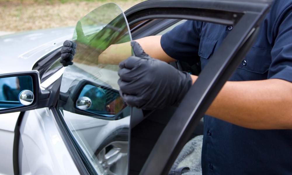 our technician is fixing side window replacement issue in Michigan