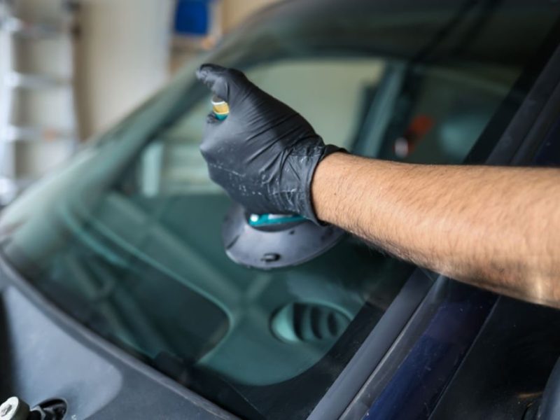 Auto-Glass-Repair-and-Replacement-on-a-pickup_17241d66b3