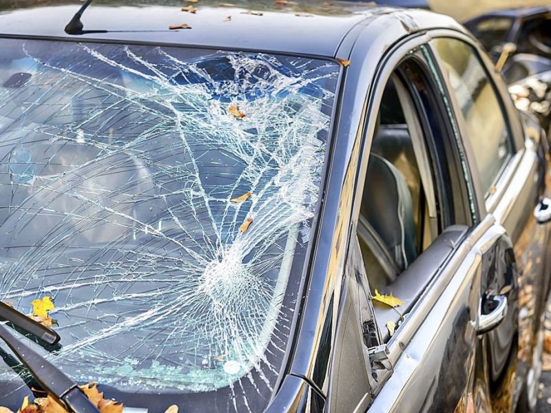 Broken-cracked-Windshield_17275bb1b6
