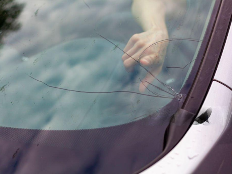 Cracked-front-windscreen-of-a-car-stock-photo_17405df5bd