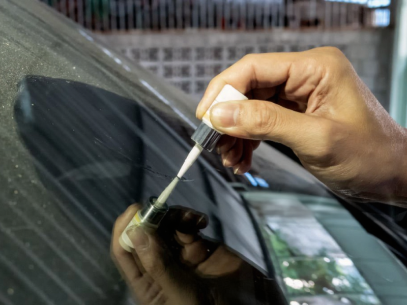 Man-mechanic-using-glue-welding-cracked-windshield_172641511f